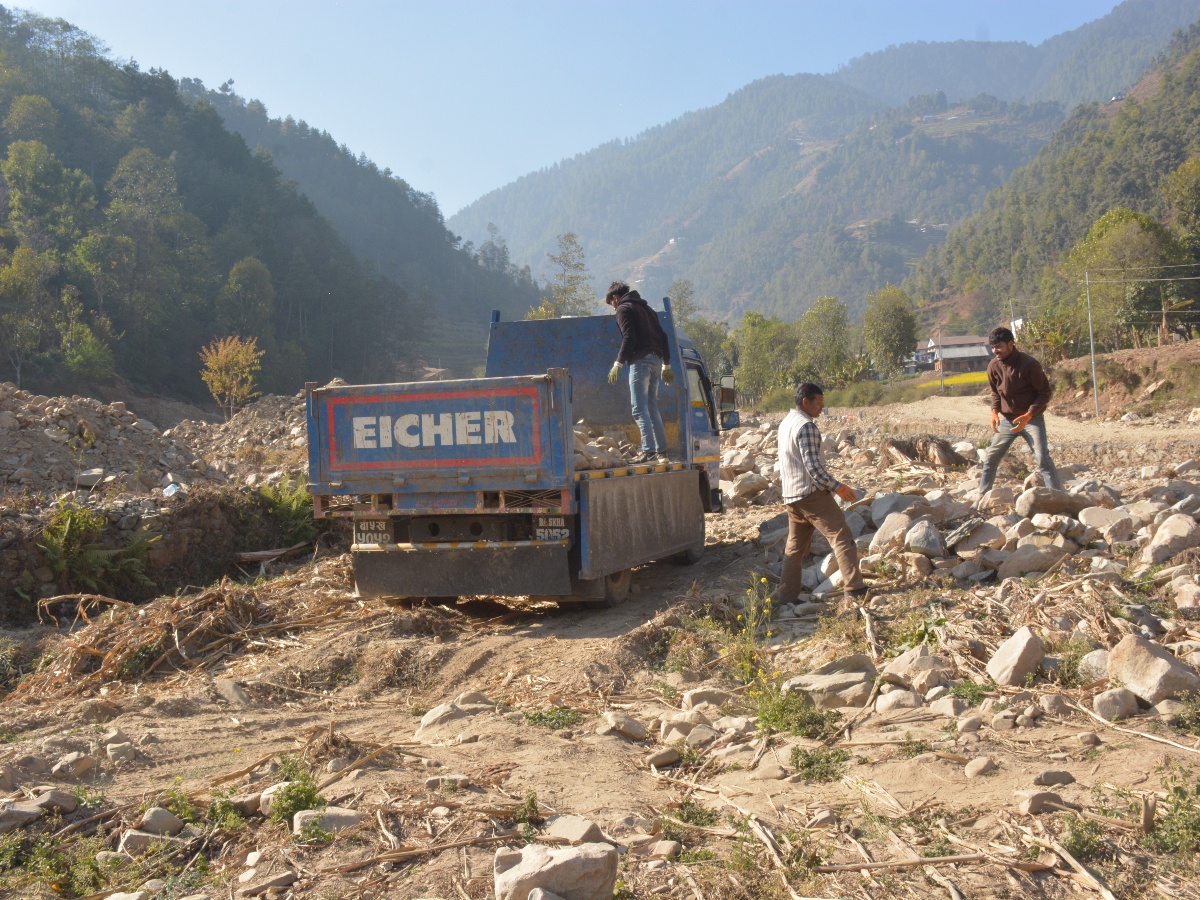 बाढीको कहरपछि जुरमुराउँदै छन् बेथानचोकका किसान