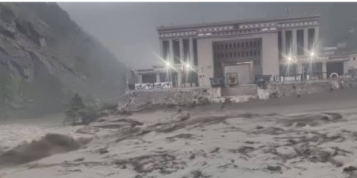 भोटेकोशीमा बाढी: रसुवागढी भन्सारमा राखिएका कन्टेनर बगायो, मितेरी पुलमा क्षति