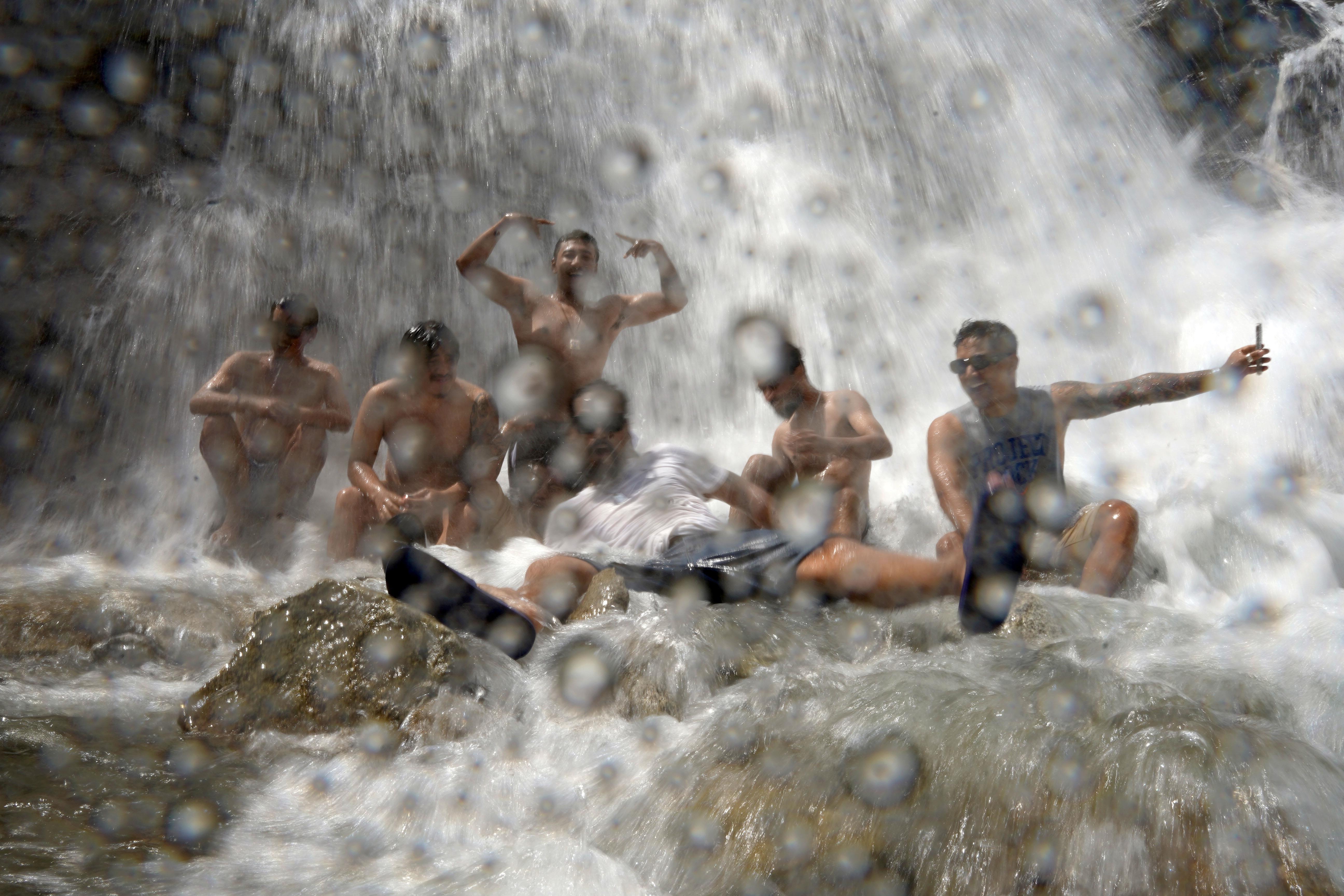 गर्मी छल्न मैलुङ झरना