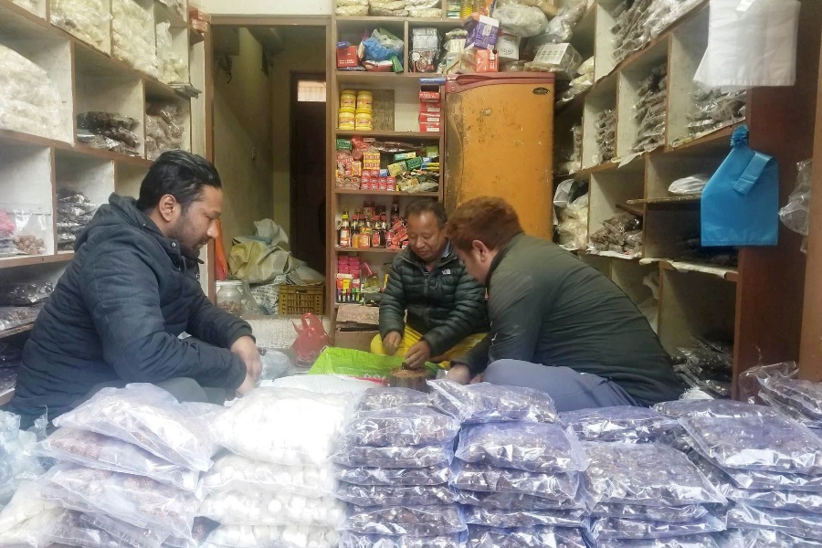 बाजेले थालेको चाकु व्यवसायलाई निरन्तरता दिँदै सुदीप, २५ जनालाई रोजगारी