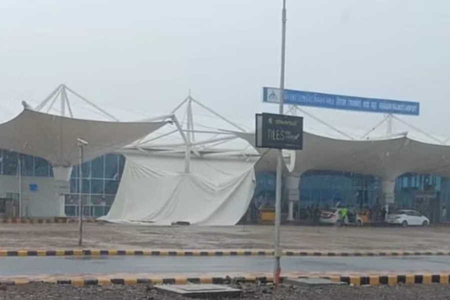 जबलपुर र दिल्लीपछि गुजरातमा पनि विमानस्थलको छत भत्कियो