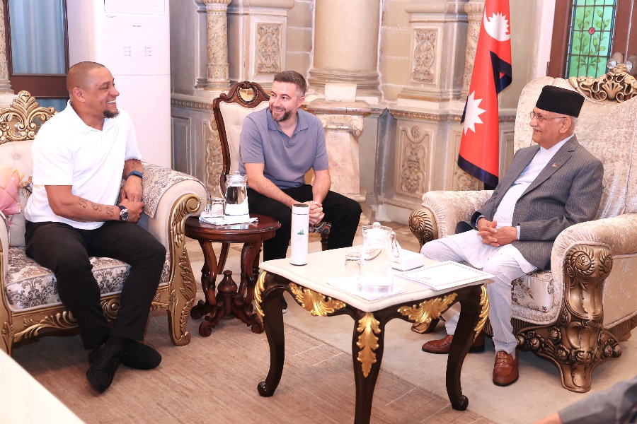 प्रधानमन्त्री ओली र फुटबल खेलाडी कार्लोसबीच भेट