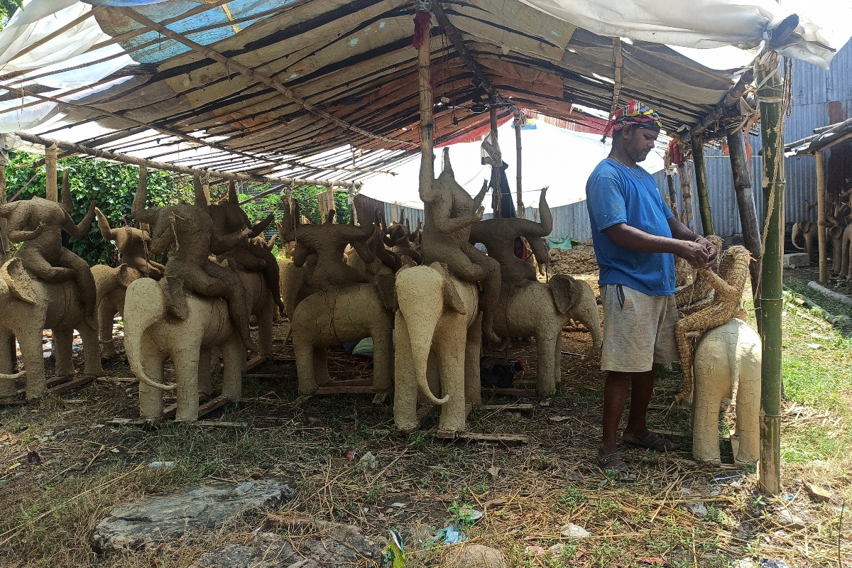 विश्वकर्मा पूजा नजिकिएसँगै सुनसरीमा मूर्ति बनाउने चटारो
