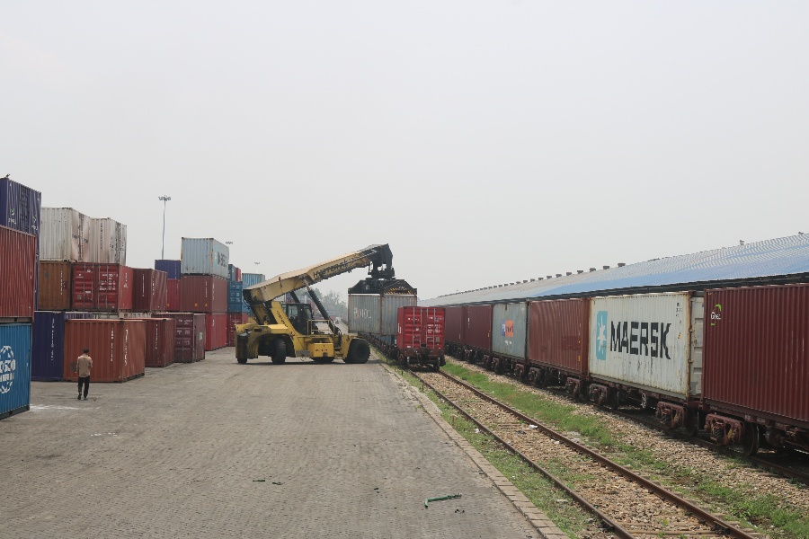 खाली कन्टेनर नहटाइँदा भन्सारको ‘यार्ड’  भरिभराउ