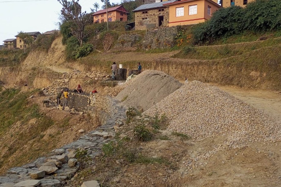 काभ्रेको बेथानचोकस्थित सडक आयोजनाका मजदुरले १ वर्षदेखि पाएनन् ज्याला