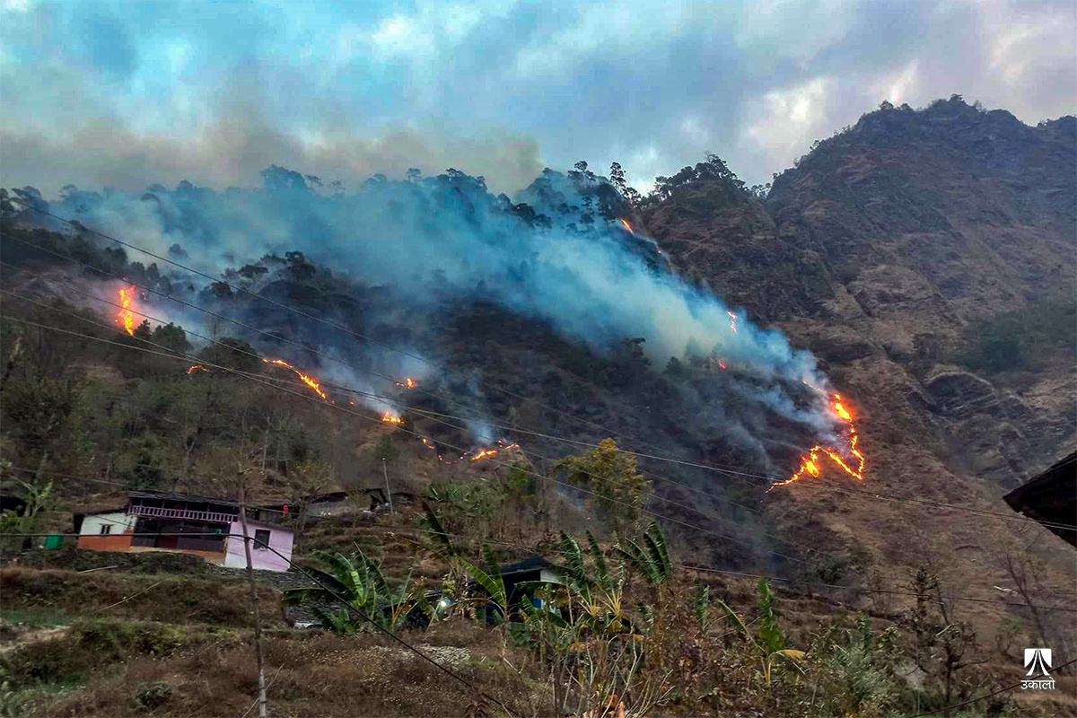 देशभर १६५ ठाउँमा डढेलो, छैन वर्षाको सम्भावना