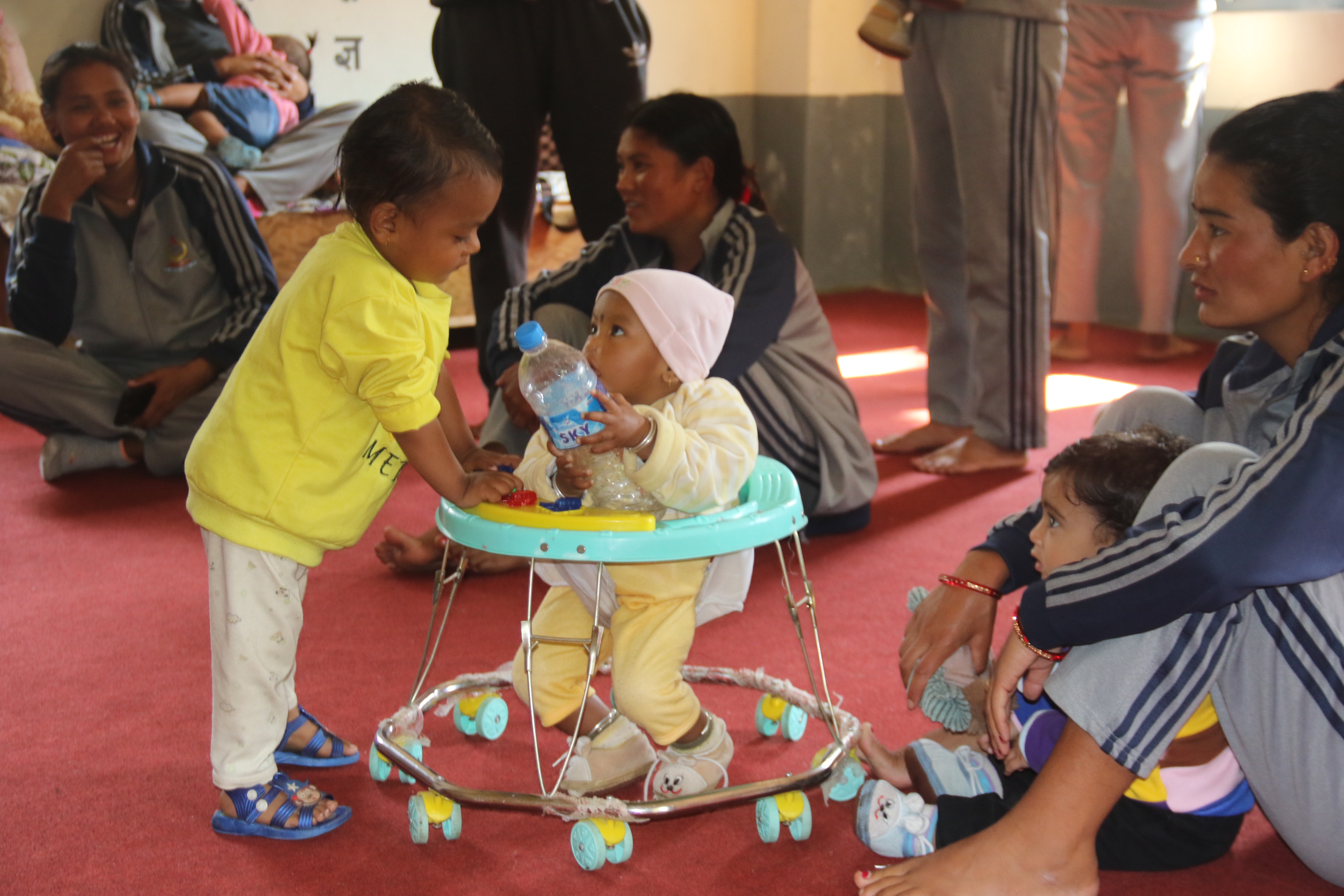 ‘ड्युटी’सँगै शिशु स्याहार्दै महिला प्रहरी