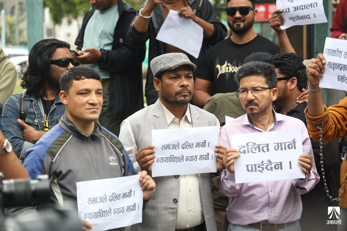 जिल्ला अदालतलाई ‘ढोग्ने’ पीडित परिवार उच्च अदालतको फैसलाविरुद्ध धर्नामा