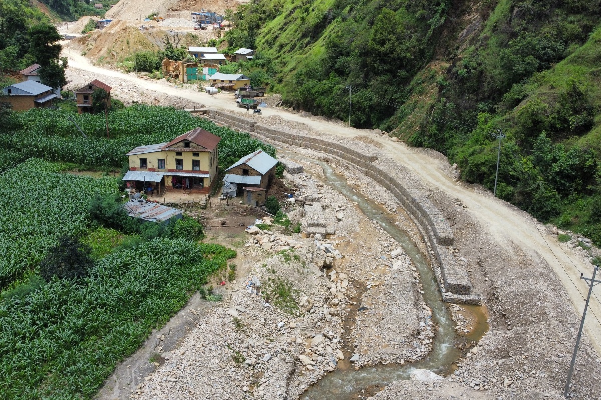 रोशी किनारको बस्ती जोगाउन तटबन्ध (तस्वीरहरू) 