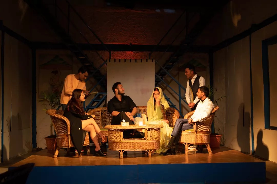 मोन्टाजबाहिर, मोन्टाजभित्र