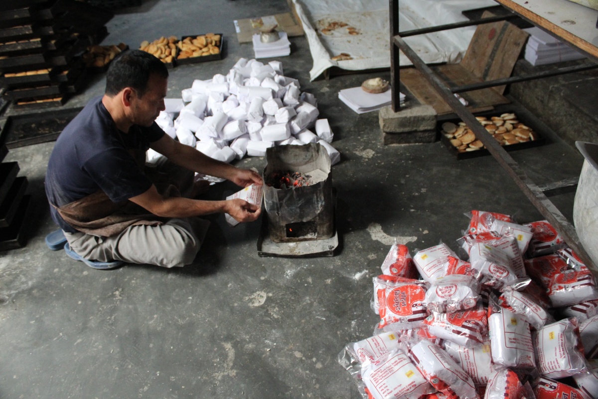 सात दशकदेखि स्वाद चखाउँदै धनकुटे नरिवल बिस्कुट