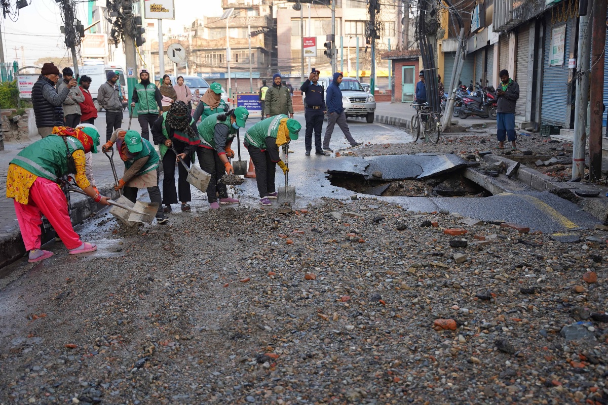थापाथलीमा खानेपानीको पाइप फुट्दा सडक अवरुद्ध [तस्वीरहरू]