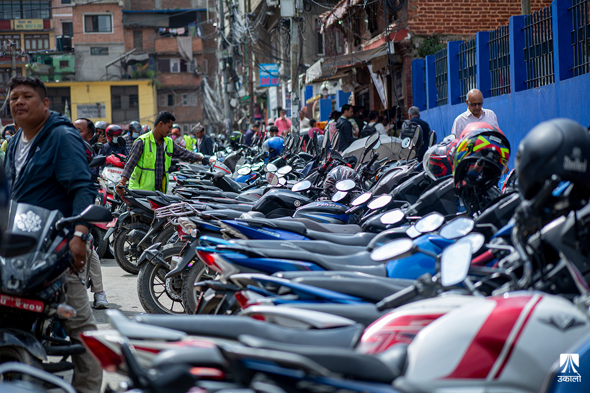 सरकारी अस्पतालमा छैन पार्किङको व्यवस्था, भएका ठाउँमा पनि सेवाग्राहीसँग शुल्क