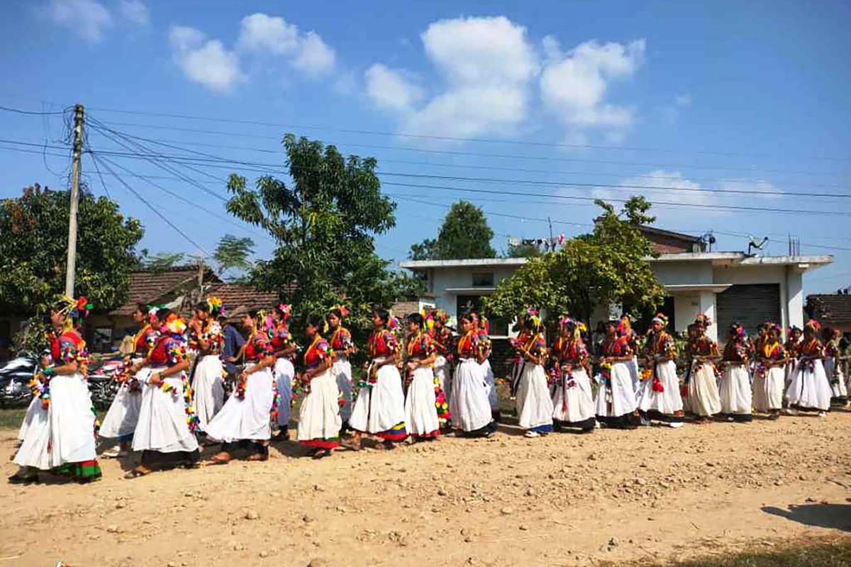 थारू बस्तीमा ‘सखिया नाच’को रौनक
