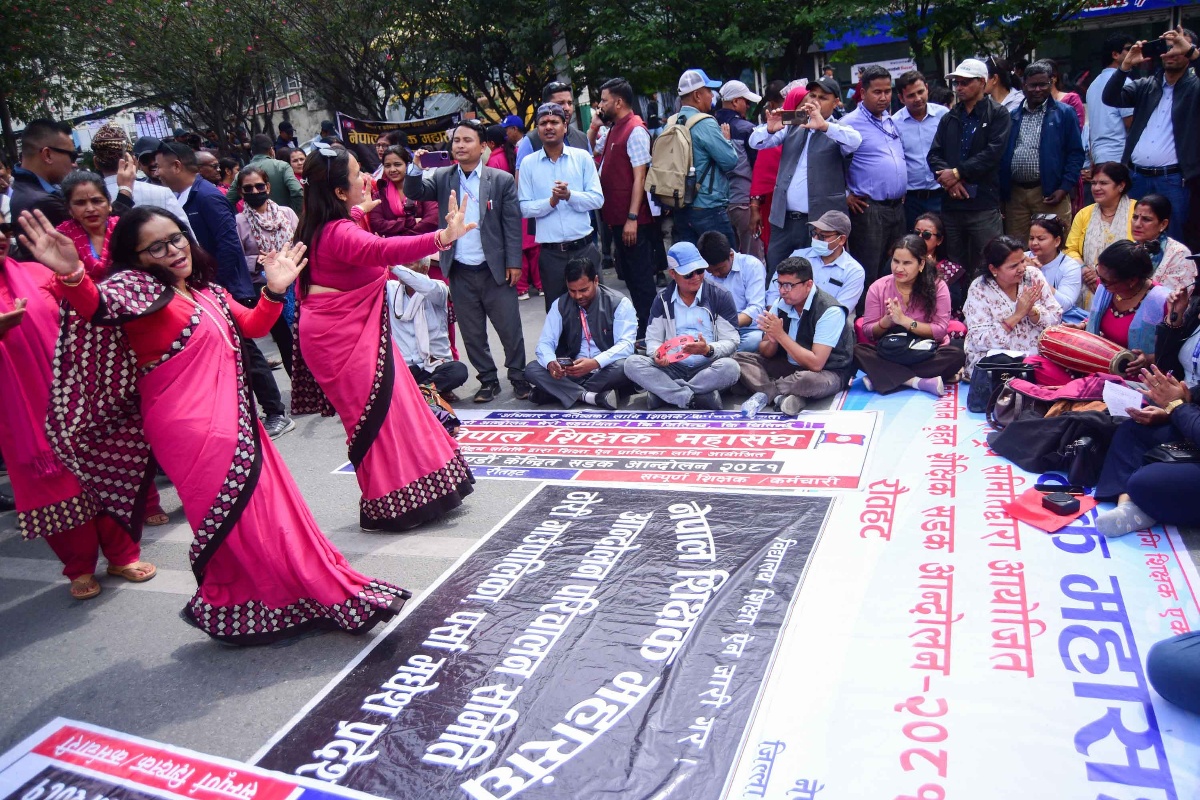 सडकमा शिक्षक: सडकमै हाजिर र नाचगान गरी बितिरहेको छ दिनचर्या