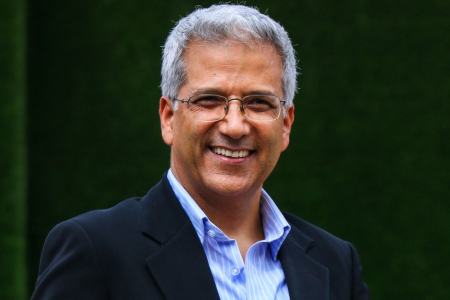 घोषणापत्रसँगै ‘विचारभन्दा माथि देश’ बाँड्दै रवीन्द्र मिश्र