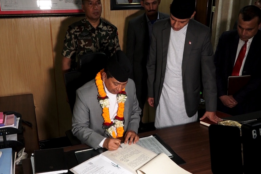 मन्त्री र सचिवले सुराकीको नाममा गर्ने खर्च खारेज गर्ने मन्त्री श्रेष्ठको निर्णय