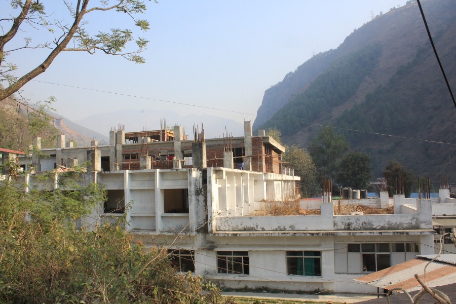 ३ वर्षमा बन्नुपर्ने अस्पताल भवन ७ वर्षसम्म पनि बनेन, बिरामीको उपचार प्रभावित