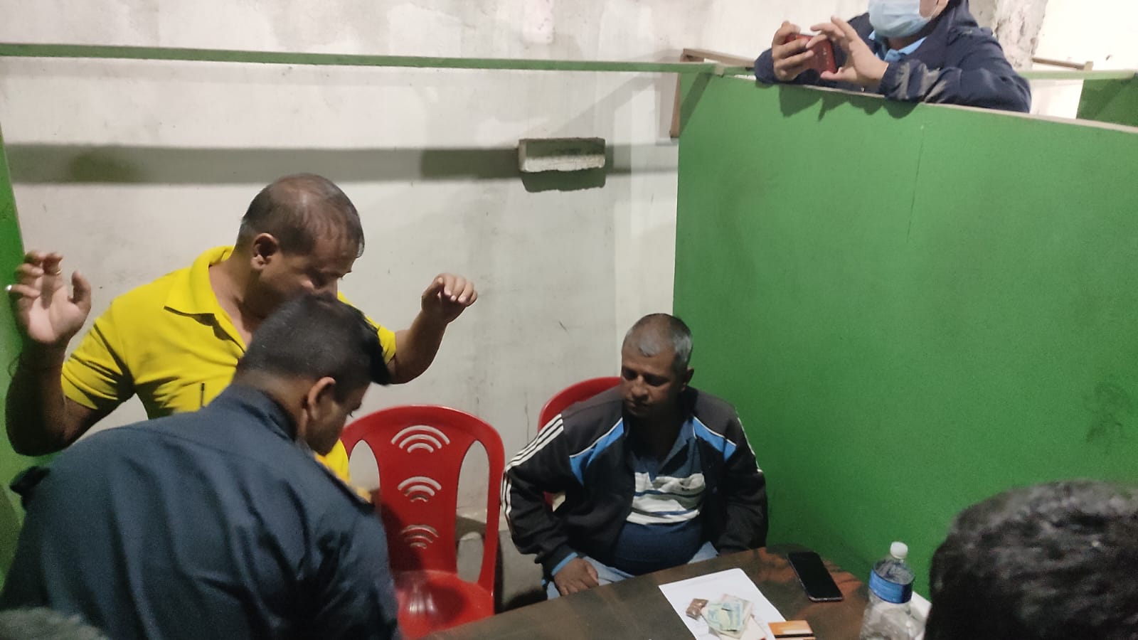 ५० हजार घुससहित वडाध्यक्ष र वडासचिव पक्राउ