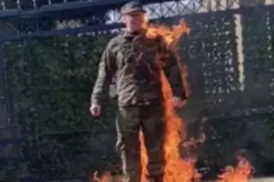 अमेरिकी वायु सेनाका सदस्यद्वारा इजरायल दूतावास बाहिर आत्मदाहको प्रयास