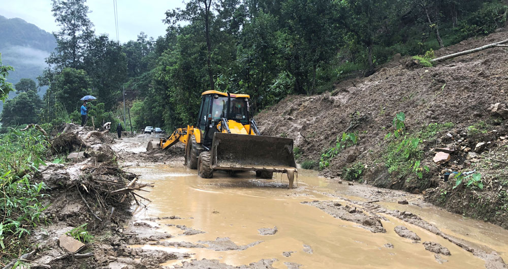 पहिरोले अवरुद्ध डुम्रे–बेँसीसहर सडक एकतर्फी सञ्चालनमा