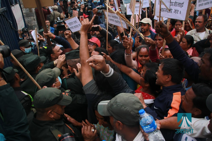 खुल्लामञ्च छिर्न खोजेका मिटरब्याज पीडितलाई काठमाडौँ महानगरको अवरोध [तस्वीरहरू]