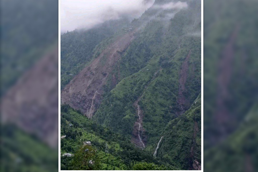 दोलखा पहिरो: बेपत्ता बालकको शव भेटियो, ३ जनाको खोजी जारी
