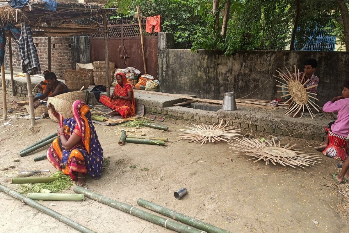 मरिक समुदाय छठका लागि बाँसका सामग्री बनाउन व्यस्त