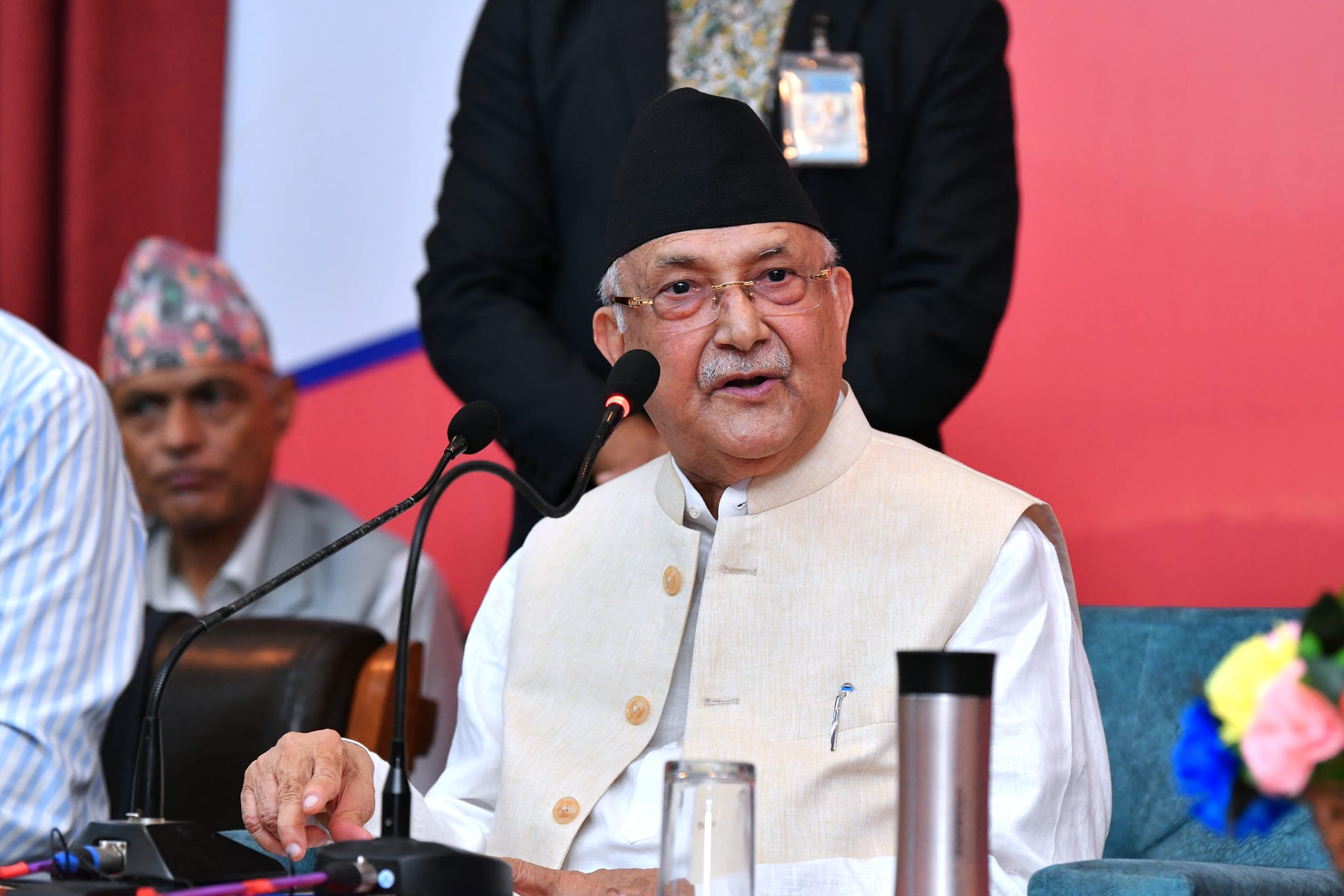 एमालेबाट निर्वाचित जनप्रतिनिधि शालीन हुनुपर्छ : ओली