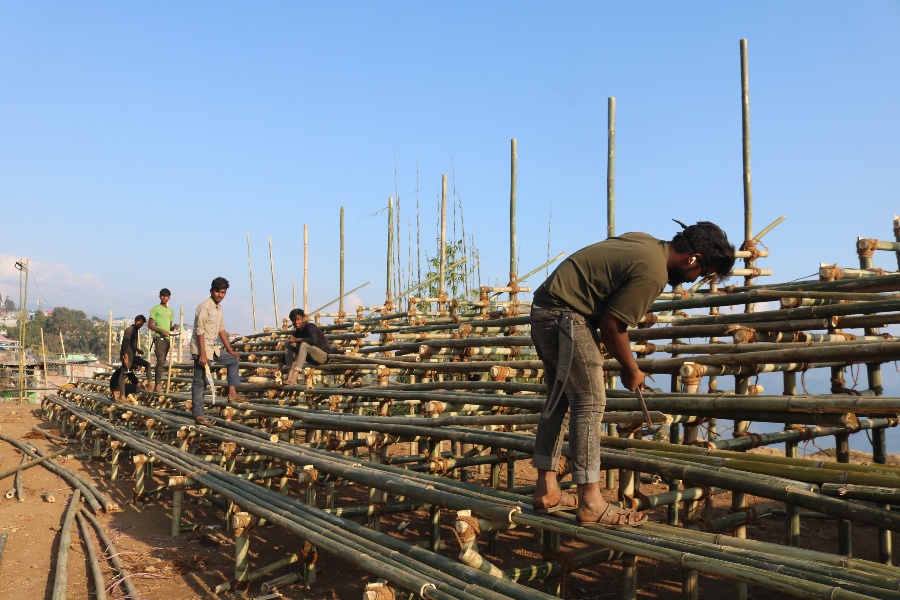 इलाम गोल्डकप: लाखौँ खर्चेर अस्थायी प्यारापेट बनाउनुपर्ने बाध्यता