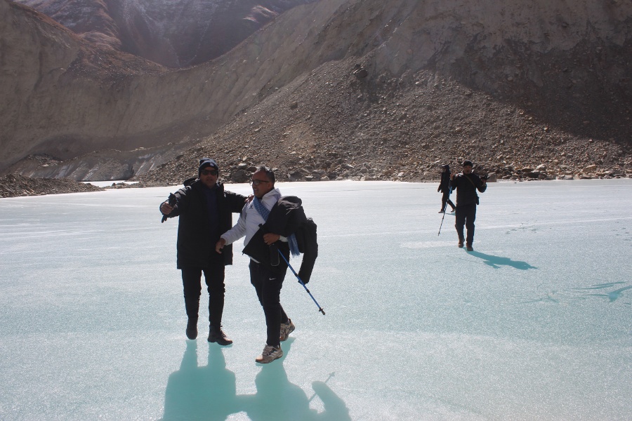 चिसोले जमेको पञ्चकुण्ड तालमा रमाए पर्यटक