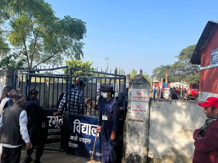 चितवनमा नेकपाका कार्यकर्ताले मतपेटिका जलाउने प्रयास गरेपछि हवाई फायर