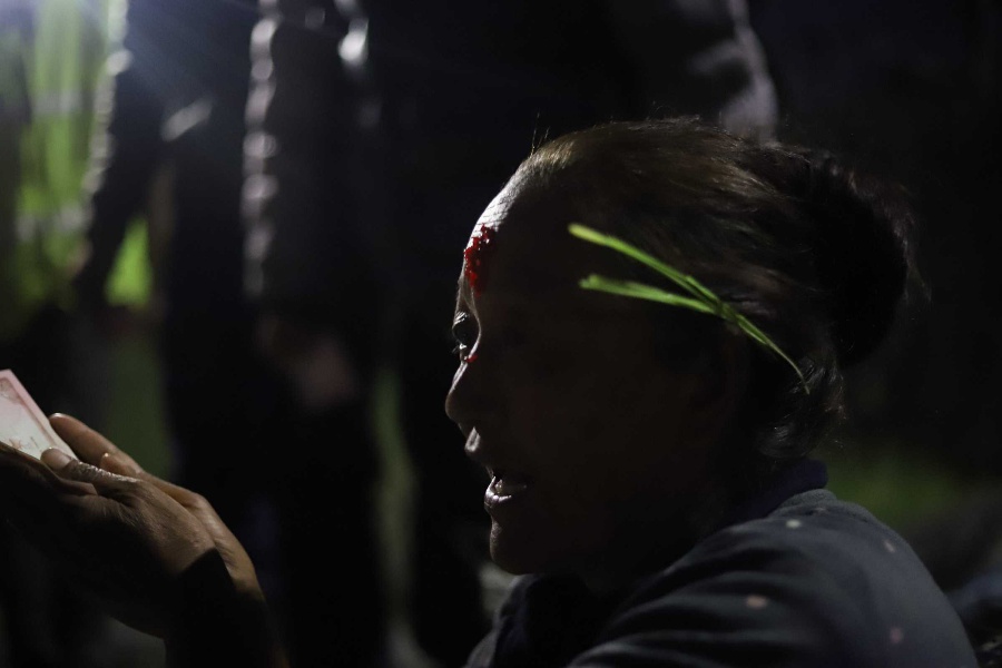 दशैँको सन्ध्यामा गौरीघाटस्थित बागमती किनारमा छाएको खुशी (तस्वीरहरू)