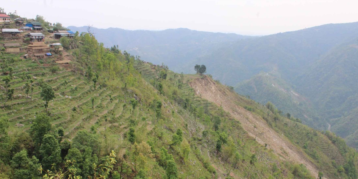 पहिरोको उच्च जोखिममा चेकेथुम गाउँ 