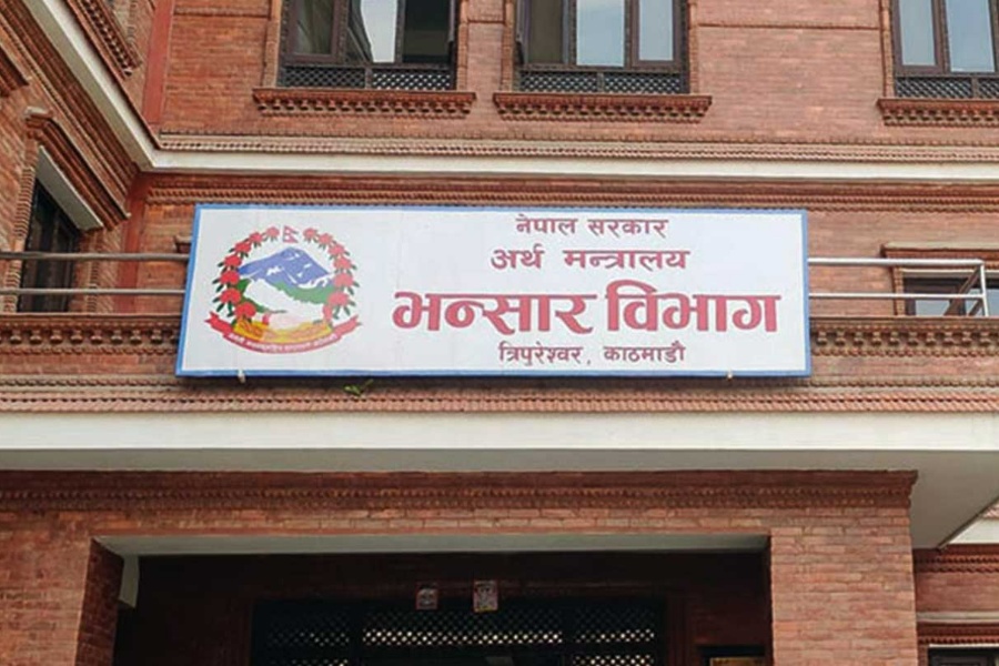 व्यापार घाटा १२ खर्ब नाघ्यो