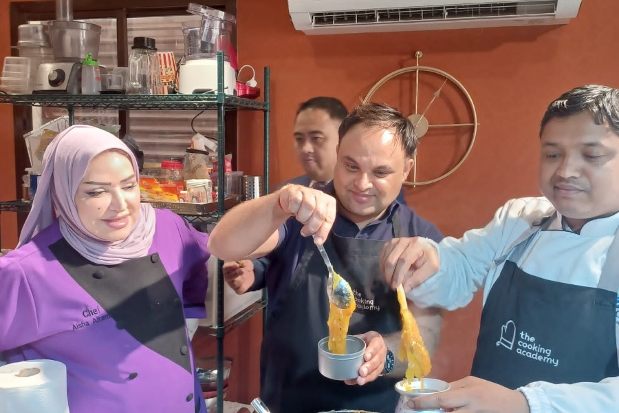 विश्वकपका विशिष्ट अतिथिलाई खाना खुवाउँदै विनोद