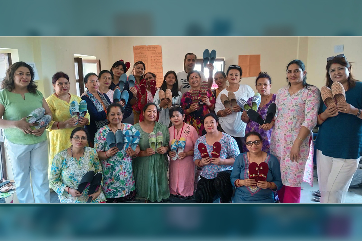 महिलाहरूलाई स्वरोजगार बनाउँदै वडा, बोरा र पुराना जिन्सबाट आकर्षक जुत्ताचप्पल 