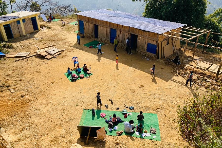 पहिरोले भत्काएको भवन २ वर्षसम्म बनेन, खुला आकाशमुनि पठनपाठन