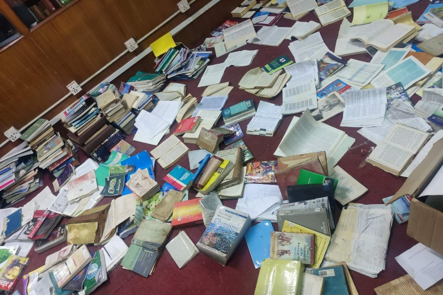 सार्वजनिक पुस्तकालयको छानो चुहिएर भिजे पुस्तक