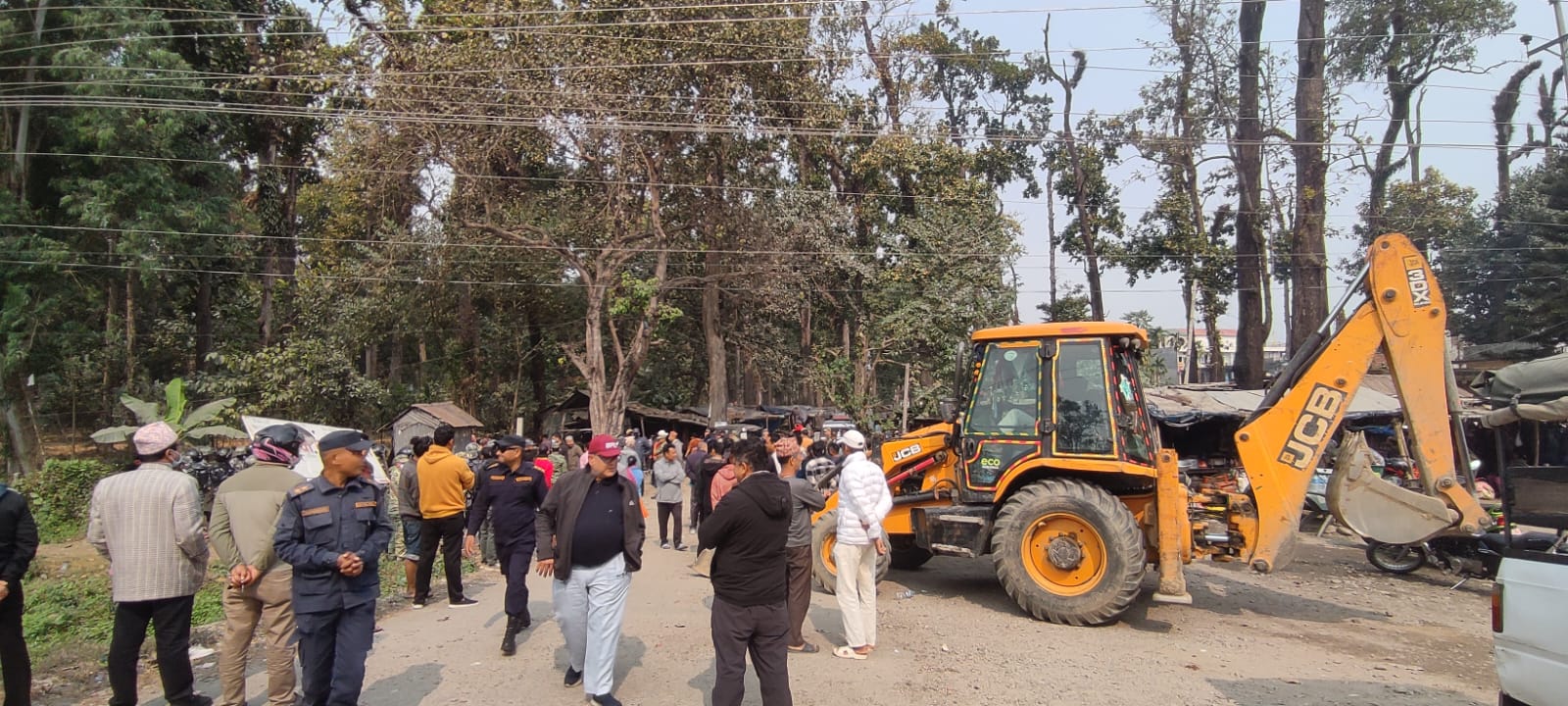 वन कार्यालयले हटायो अतिक्रमण गरेर बनाइएका संरचना