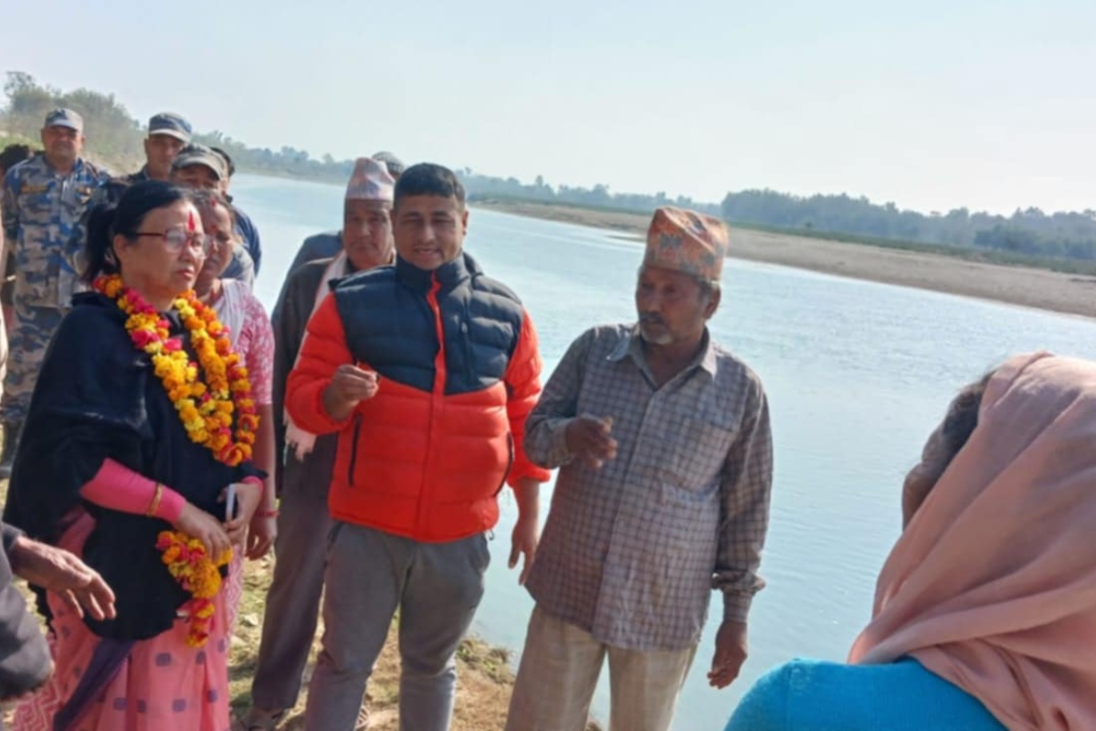 हिउँदमा पनि रोकिएन कर्णाली नदीको कटान