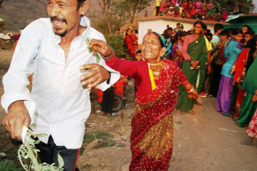 सुदूरपश्चिममा सिस्नुपानी छ्यापेर मनाइँदै ‘बिसु’ पर्व 