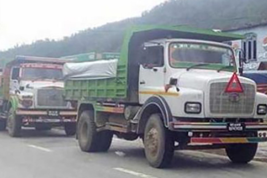 गाडीको भारमापन गर्न नदिने भन्दै व्यवसायीले रोके निर्माण सामग्री ढुवानी 