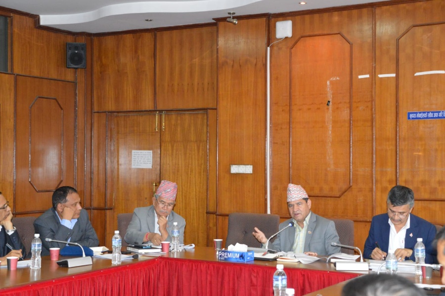 काठमाडौँ उपत्यकाका सडक तत्काल सुधार गर्न मन्त्री ज्वालाकाे निर्देशन