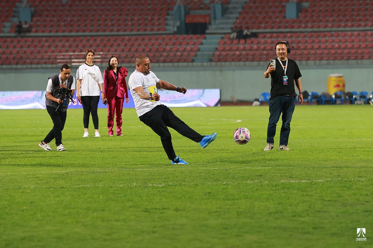 दशरथ रंगशालामा रोबर्टो कार्लोसको ‘फ्रि किक’ (तस्वीरहरू)