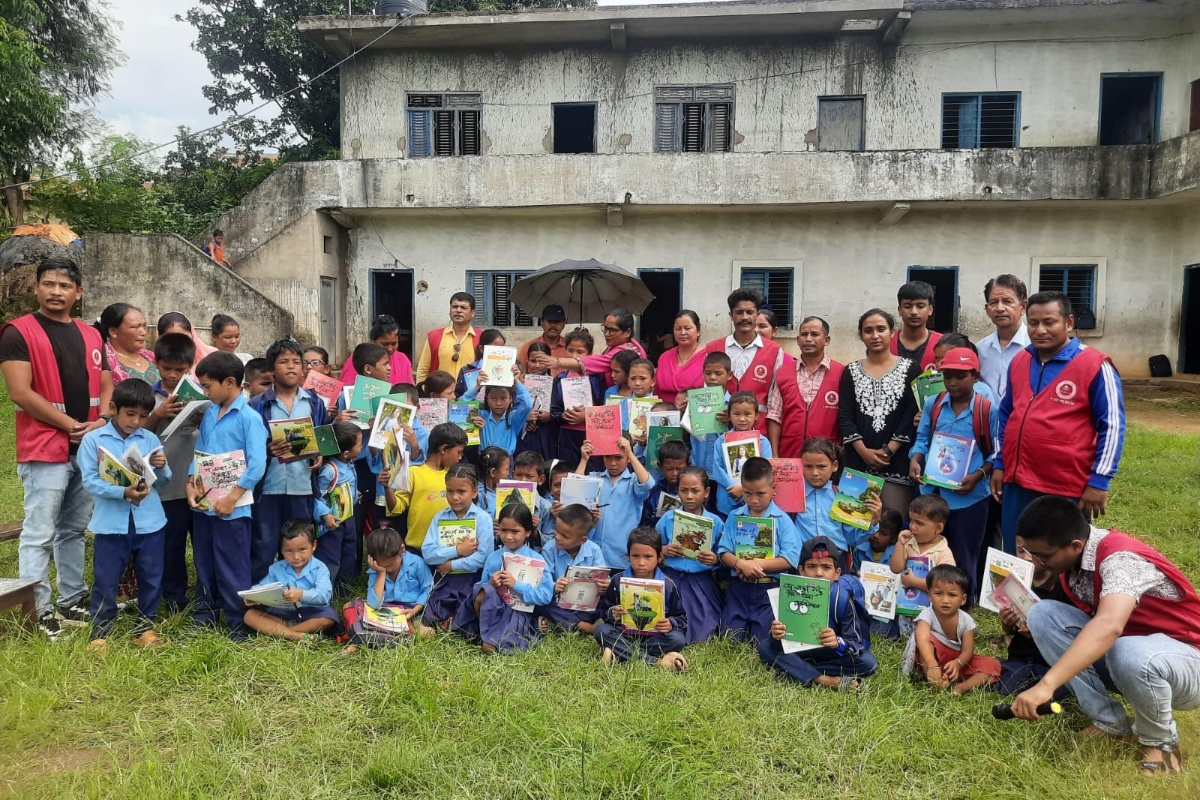 फालिएका बोतल बेचेर विद्यार्थीलाई शैक्षिक सामग्री