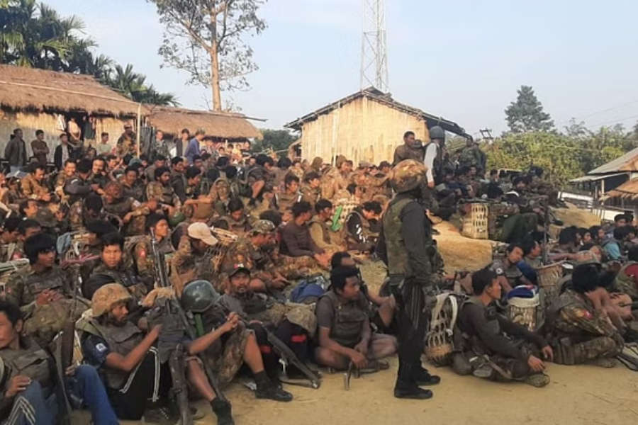 विद्रोही सशस्त्र समूहबाट बच्न म्यान्मारका करिब ३०० सैनिक भारतमा