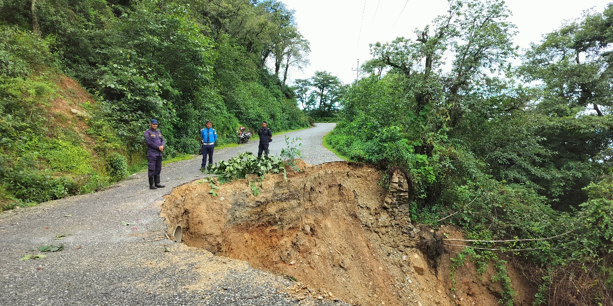 मंगलसेन–ठाटीखाँद सडकखण्ड पहिरोले अवरुद्ध