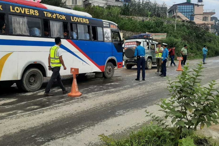 सडक अनुशासन उल्लंघन गर्ने एक लाख १७ हजारभन्दा बढीलाई कारबाही