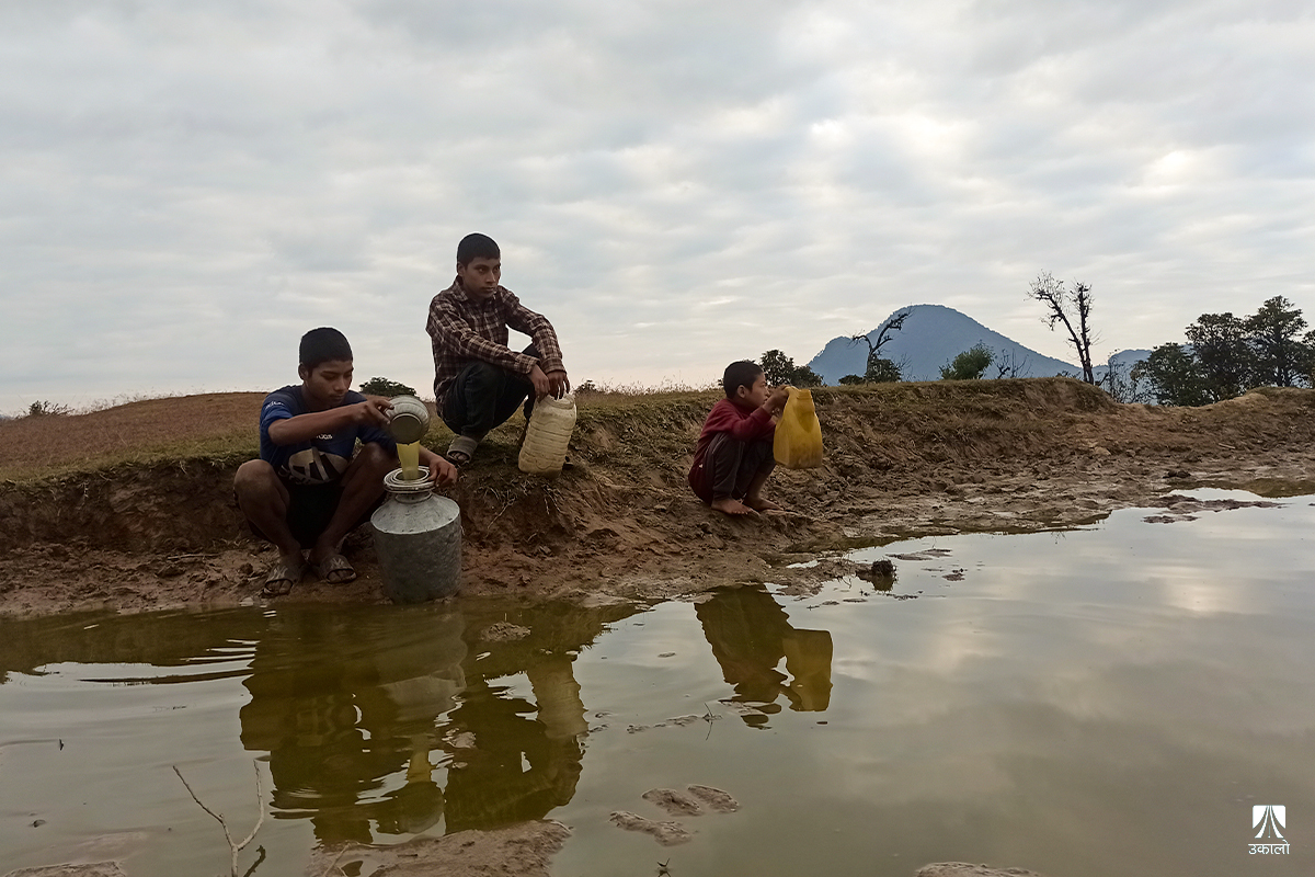 पानी अभावले रित्तिँदै गाउँ, बस्नेलाई उस्तै सास्ती